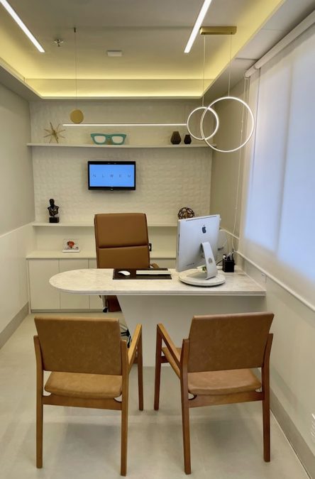 Sala de consulta com equipamentos modernos