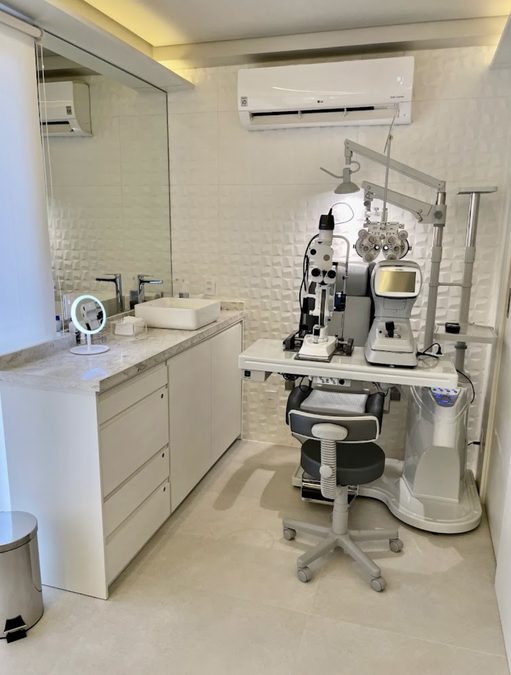 Sala de exame oftalmológico — consultório Dr. Juan Welko